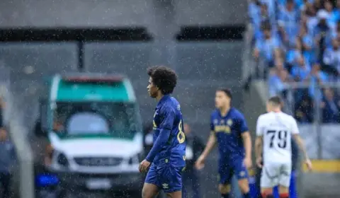 Willian sofre fratura no pé e desfalca Grêmio por até oito semanas