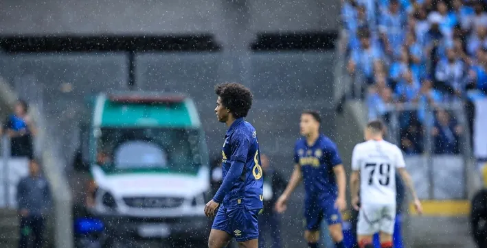 Willian sofre fratura no pé e desfalca Grêmio por até oito semanas