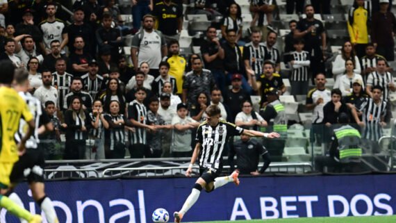 Ivan Román, zagueiro do Atlético, em ação contra o Mirassol na Arena MRV (foto: Leandro Couri/EM/D.A. Press)