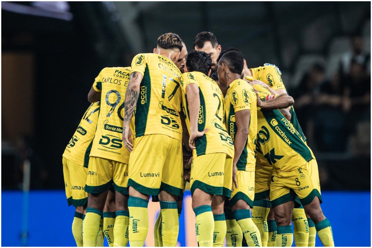 Atletas do Mirassol se reunindo no meio de campo (foto: Pedro Zacchi/Mirassol)
