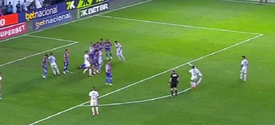 Neymar faz paradinha em falta e quase marca para o Santos; assista