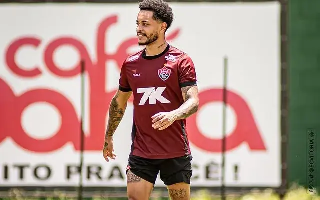 Meia do Vitória lamenta derrota: “Dói demais”