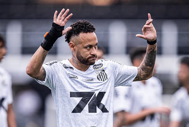 Neymar cumprimenta torcedores do Santos (foto: Raul Baretta/Santos)