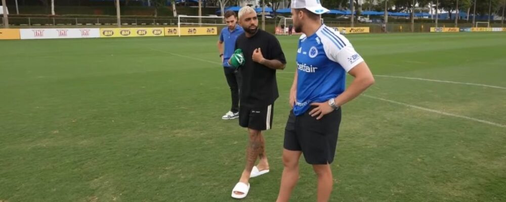 Gabigol, atacante do Cruzeiro, ensina influenciador a bater pênalti e é guia na Toca