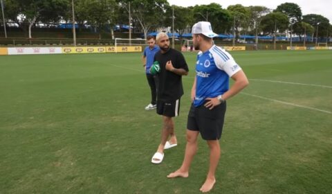 Gabigol, atacante do Cruzeiro, ensina influenciador a bater pênalti e é guia na Toca