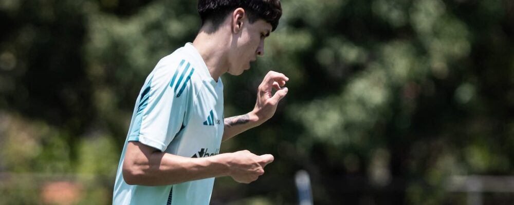 Promessa do Cruzeiro, atacante de 18 anos é relacionado pela primeira vez