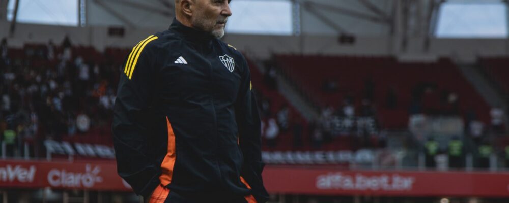Árbitro revela motivo da expulsão de Sampaoli no Atlético: ‘Cabeceia para eles!’