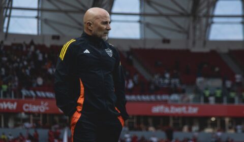 Árbitro revela motivo da expulsão de Sampaoli no Atlético: ‘Cabeceia para eles!’