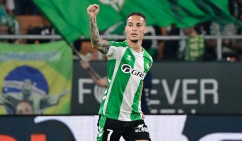 Na Europa, Antony imita gesto de Deyverson pelo Atlético e viraliza