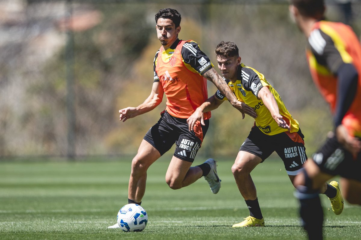 Cadu (à esquerda) briga por espaço com Natanael (à direita) durante treino do Atlético na Cidade do Galo (5/9) - (foto: Pedro Souza/Atlético)