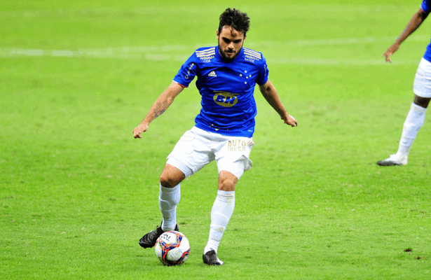 Ex-lateral realizou sonho no Cruzeiro e se frustrou na Série B: ‘Problemas extracampo’