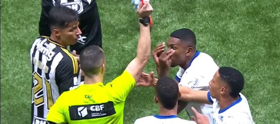 Árbitro explica expulsão em Atlético x Bahia e ‘ausência’ de vermelho para Alonso