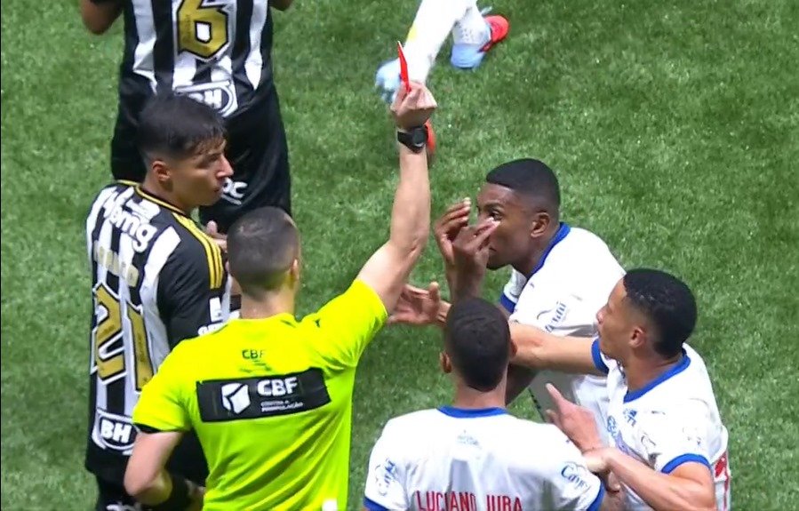 Árbitro Davi de Oliveira Lacerda aplica cartão vermelho para Kanu, zagueiro do Bahia, durante confronto contra o Atlético na Arena MRV - (foto: Reprodução/Premiere) Árbitro Davi de Oliveira Lacerda aplica cartão vermelho para Kanu, zagueiro do Bahia, durante confronto contra o Atlético na Arena MRV - (foto: Reprodução/Premiere)