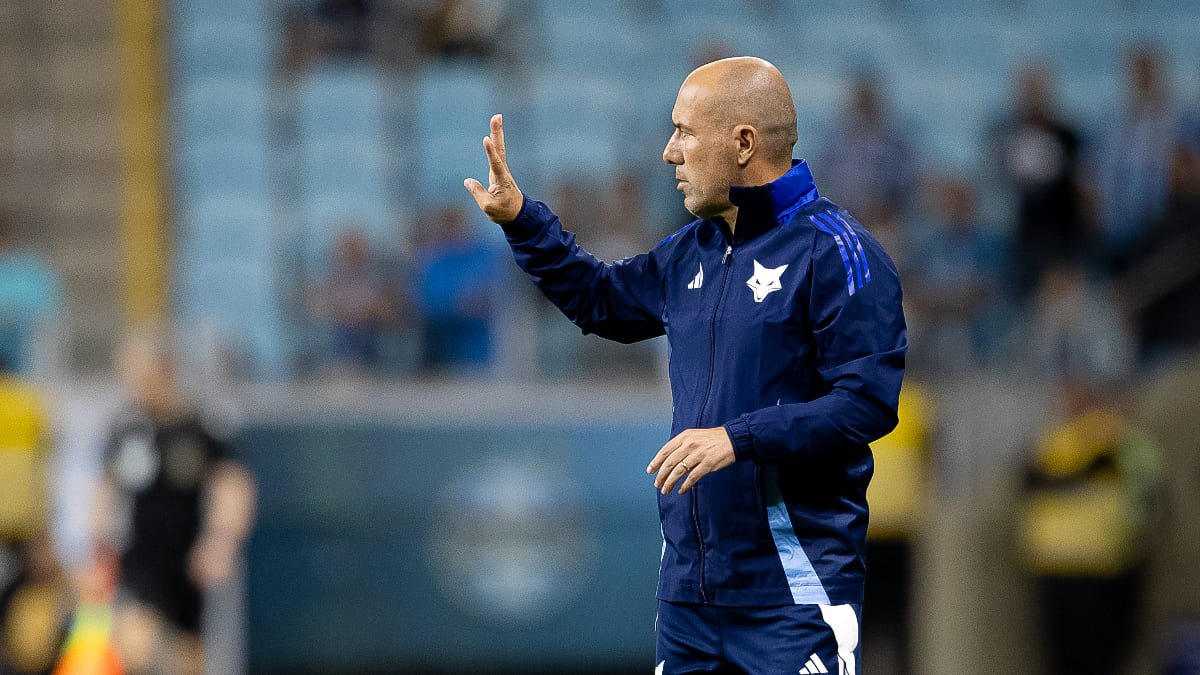 Leonardo Jardim lidera a comissão técnica do Cruzeiro desde fevereiro de 2025 (foto: Lucas Bubols/Cruzeiro)
