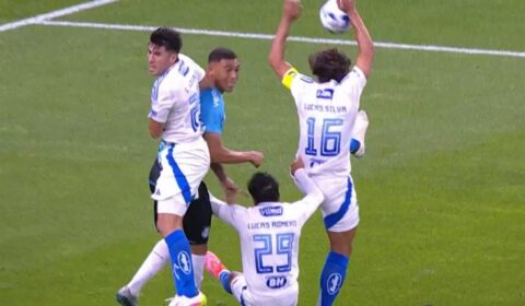 Especialista da Globo analisa possível pênalti em Grêmio x Cruzeiro