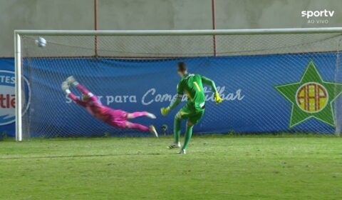 Goleiro do Atlético pega pênalti, converte no ângulo e é derrubado por companheiro