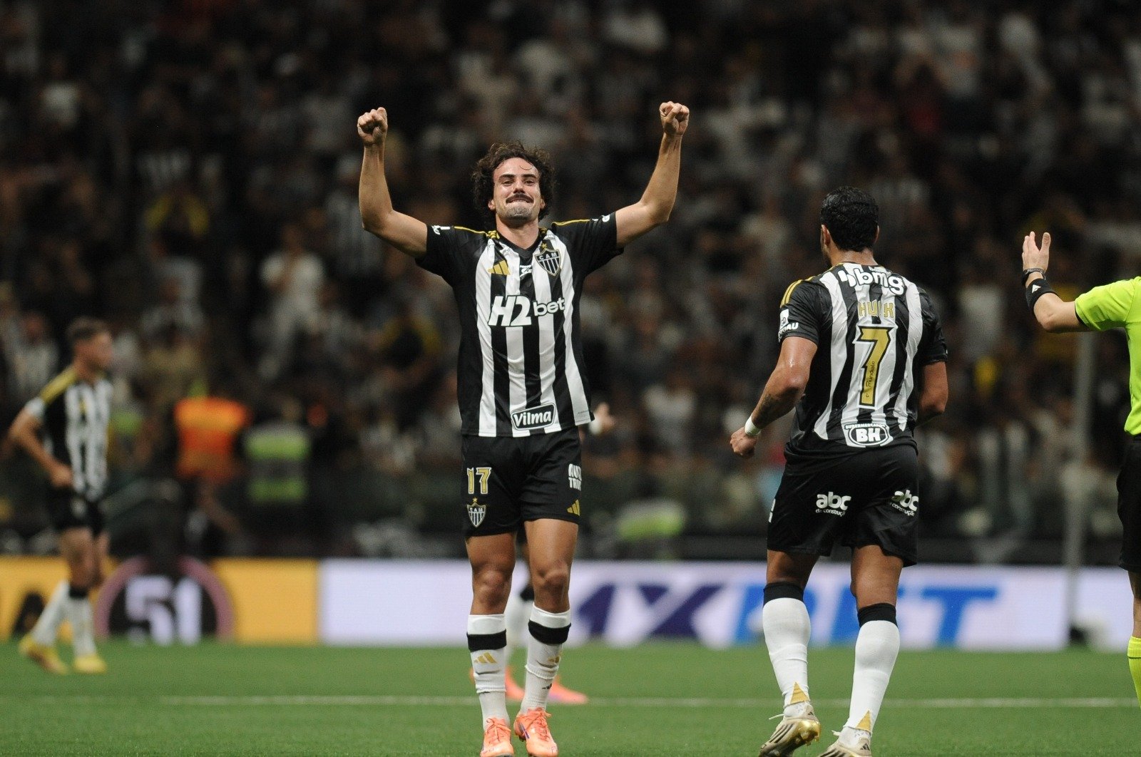Igor Gomes comemora golaço de falta pelo Atlético na Arena MRV - (foto: Alexandre Guzanshe/EM/D.A. Press)