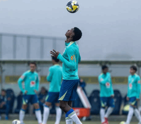 O zagueiro do Cruzeiro que é primo de Militão, titular da Seleção e tem multa milionária