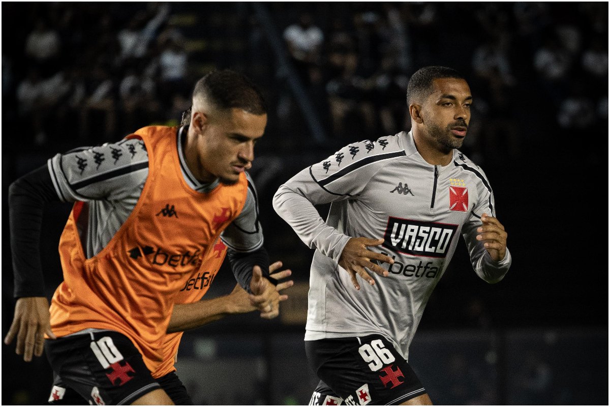 Atletas do vasco se preparando para jogo. Dois atletas correndo em campo aberto com roupa de treino. (foto: Matheus Lima/Vasco da Gama)