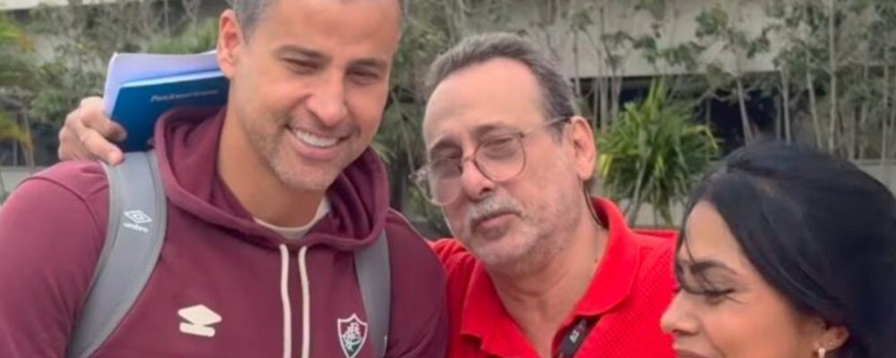 Fábio é tietado por torcedores de Cruzeiro e Fluminense em chegada a BH