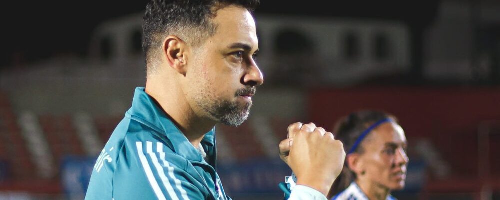 Técnico do Cruzeiro é finalista de prêmio de melhor do mundo em 2025