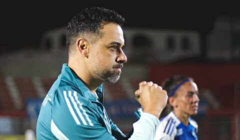 Técnico do Cruzeiro é finalista de prêmio de melhor do mundo em 2025