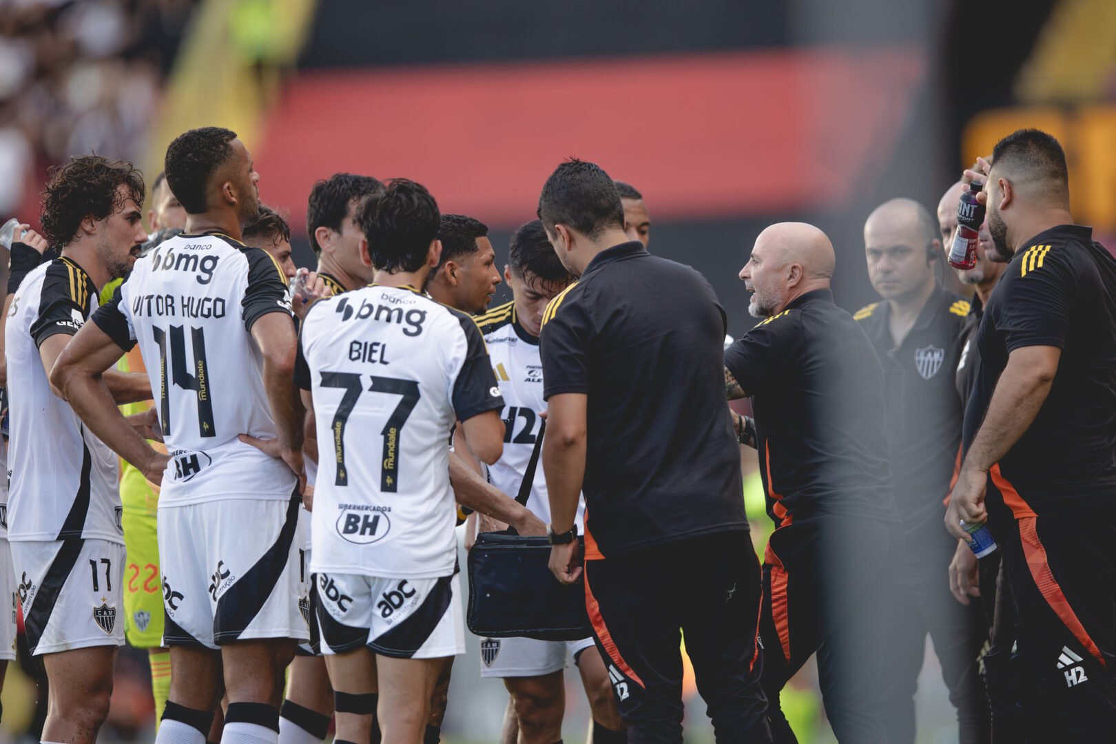 Sampaoli orienta jogadores do Atlético durante duelo contra o Sport pelo Brasileiro - (foto: Pedro Souza/Atlético)