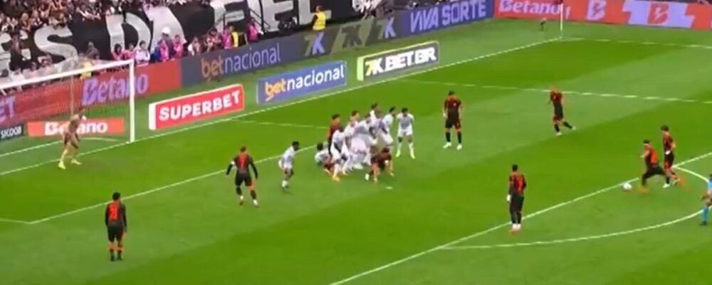 Zagueiro do Corinthians ‘atrapalha’ cobrança de falta de Depay; veja vídeo