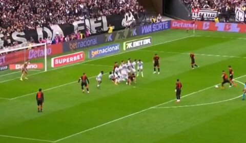 Zagueiro do Corinthians ‘atrapalha’ cobrança de falta de Depay; veja vídeo