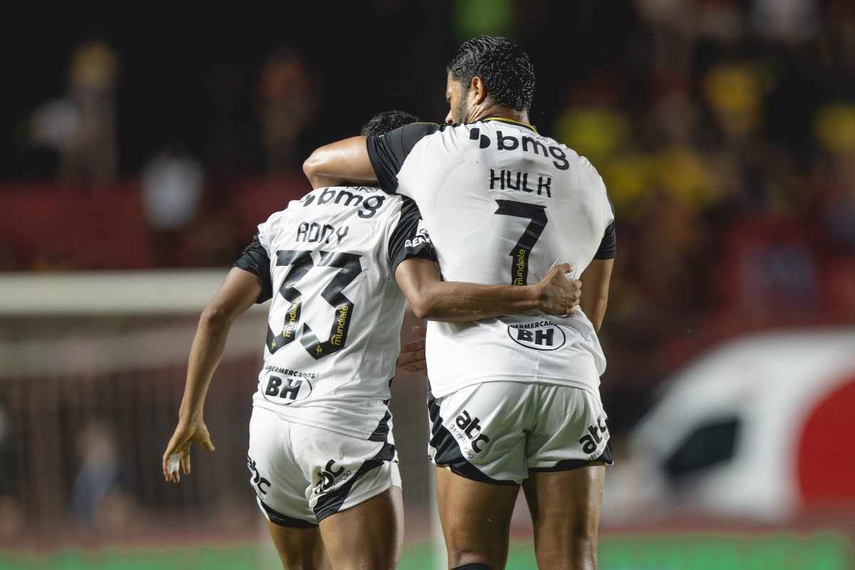 Hulk comemora gol do Atlético ao lado de Rony - (foto: Pedro Souza/Atlético)