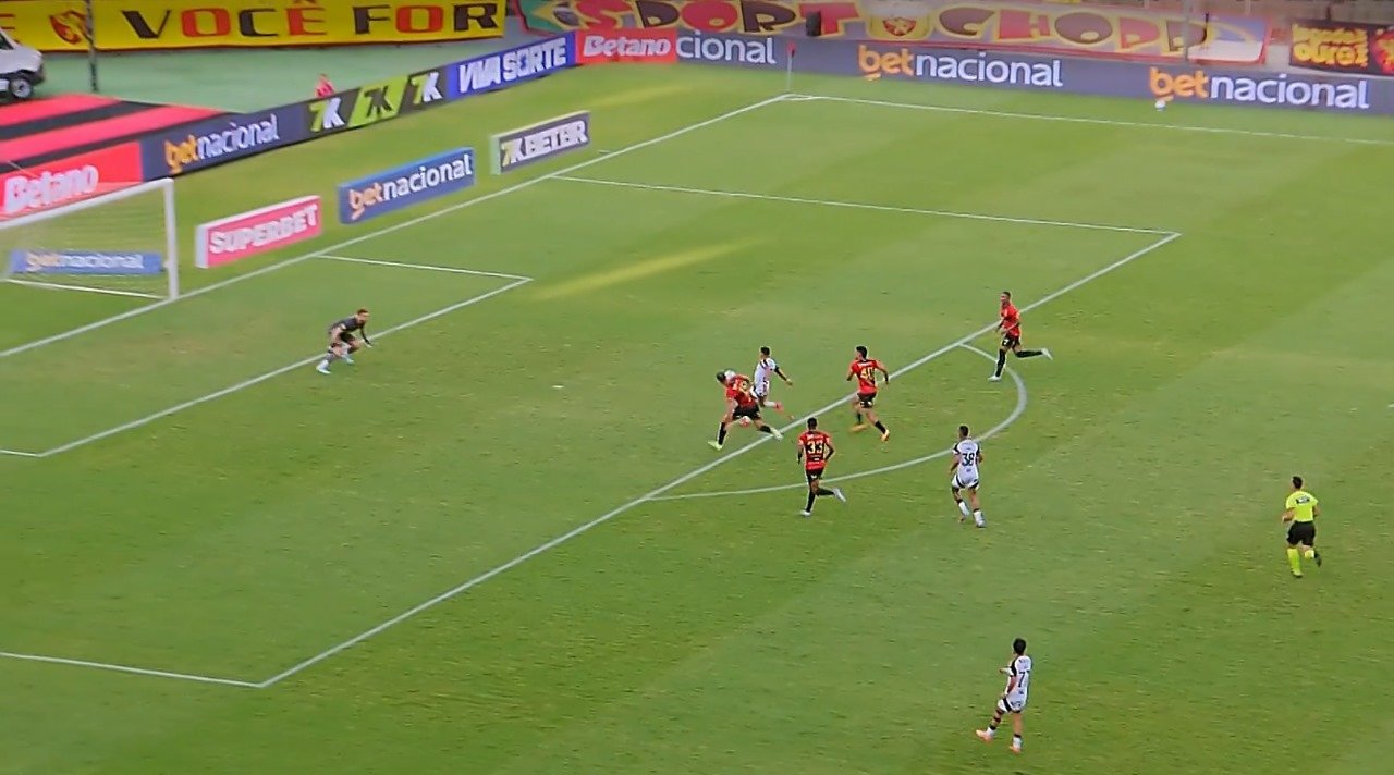 Rony perdeu chance incrível de gol durante duelo entre Atlético e Sport pelo Brasileiro - (foto: Reprodução/Premiere) Rony perdeu chance incrível de gol durante duelo entre Atlético e Sport pelo Brasileiro - (foto: Reprodução/Premiere)