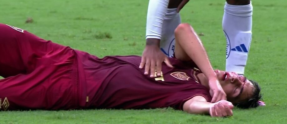 Especialista da Globo dá veredito sobre não expulsão em Cruzeiro x Fluminense