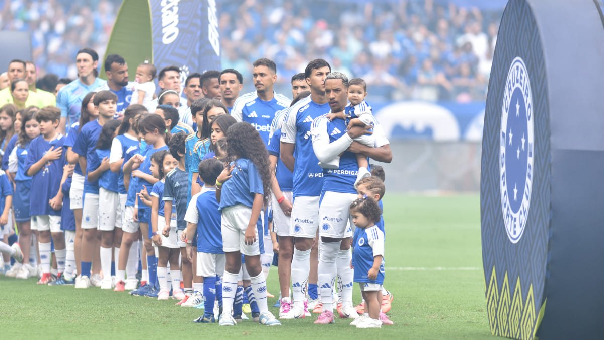 Jogadores do Cruzeiro perfilados para a execução do hino nacional antes de duelo com o Fluminense, pelo Brasileiro (foto: Ramon Lisboa/EM/D.A Press)