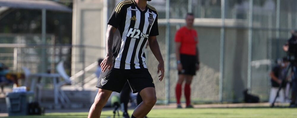 Meia do Atlético sofre fratura e deixa jogo do Sub-20 de ambulância