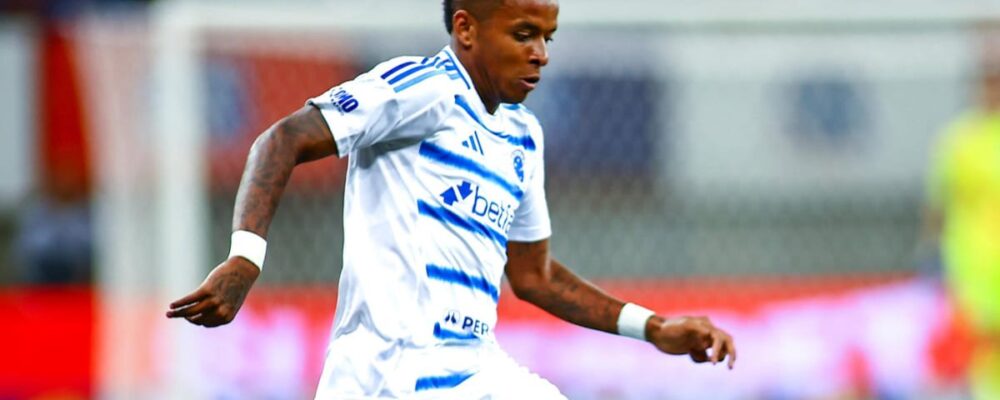 Atacante do Cruzeiro faz alerta e denuncia ‘grande falsificação de identidade’