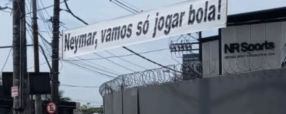 Faixa com crítica a Neymar é colocada em frente ao CT do Santos