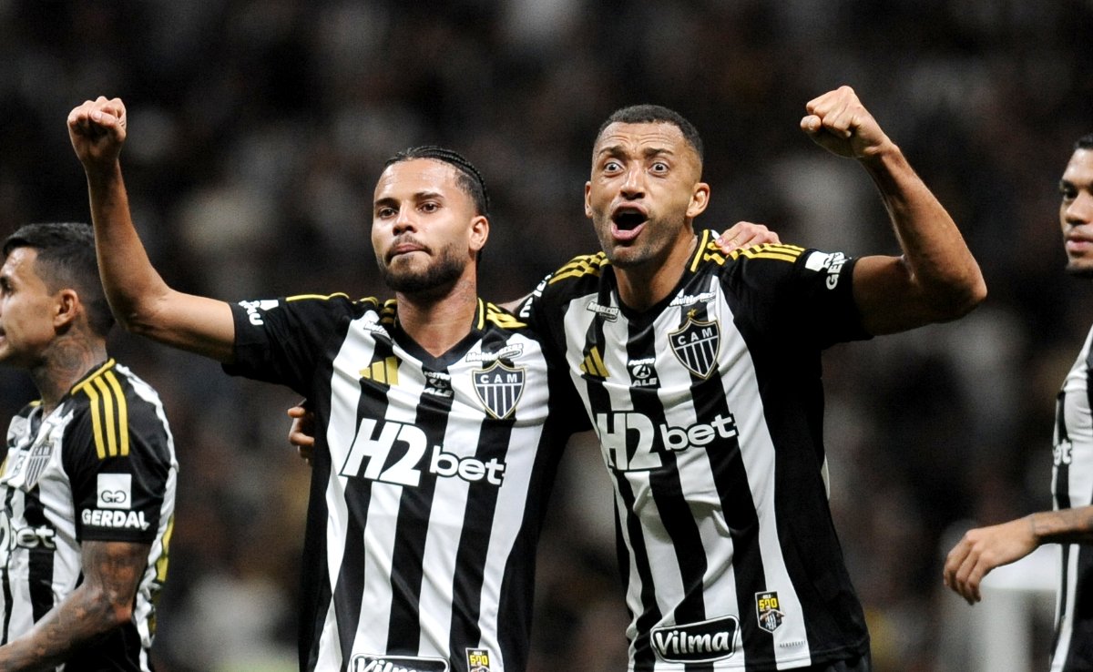 Vitor Hugo comemora gol pelo Atlético ao lado de Alexsander - (foto: Alexandre Guzanshe/EM/D.A. Press)