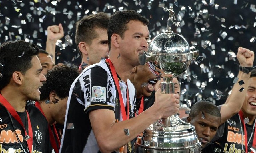 Réver levanta taça da Libertadores pelo Atlético - (foto: AFP PHOTO /  VANDERLEI ALMEIDA)