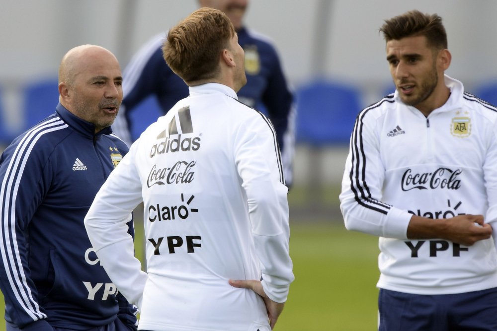 Sampaoli e Salvio durante treino da Argentina - (foto:  AFP / JUAN MABROMATA)