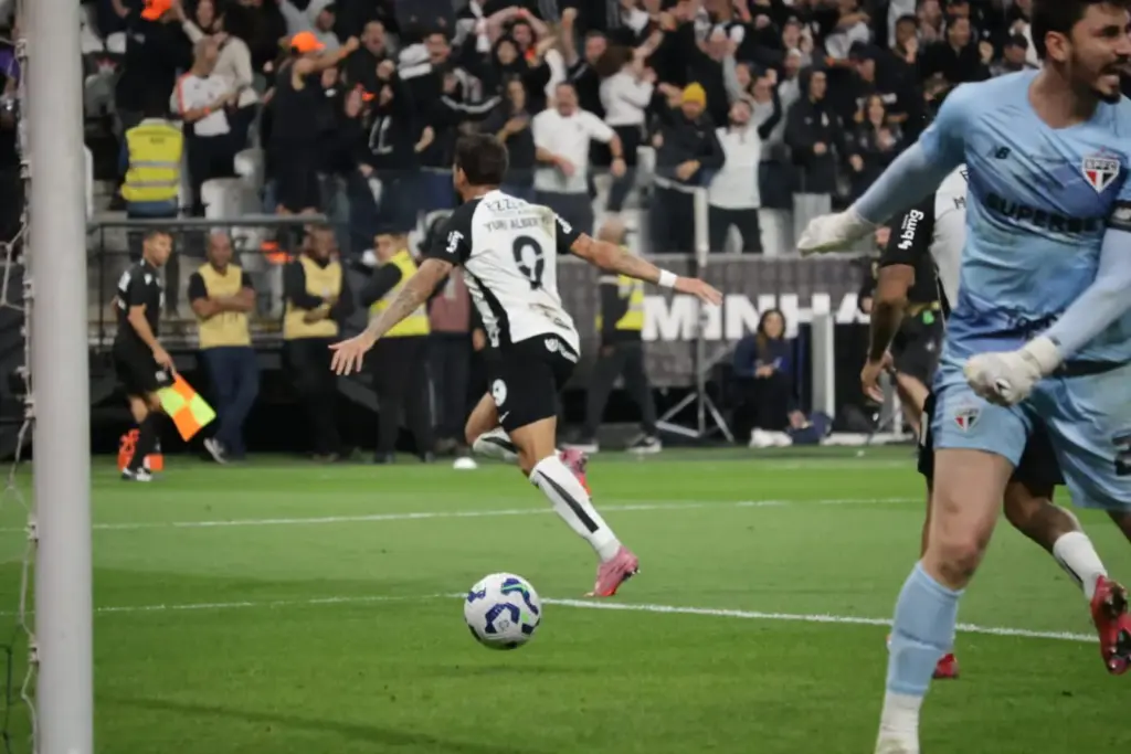 Corinthians 3 x 1 São Paulo - Timão bate rival em duelo direto pelo Brasileirão (Foto: Reinaldo Calçade)
