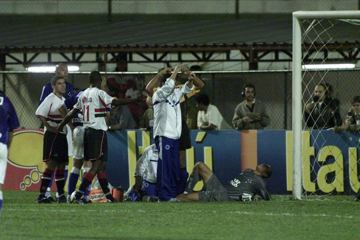 Gomes sentiu câimbras em sua estreia pelo Cruzeiro - (foto: Jorge Gontijo/Estado de Minas - 04/09/2002) Gomes sentiu câimbras em sua estreia pelo Cruzeiro - (foto: Jorge Gontijo/Estado de Minas - 04/09/2002)