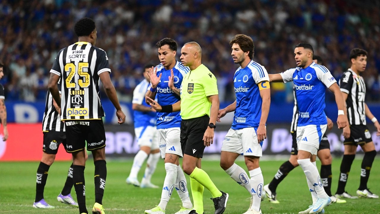 Jogo entre Cruzeiro e Santos - (foto: Leandro Couri/EM/DA Press) Jogo entre Cruzeiro e Santos - (foto: Leandro Couri/EM/DA Press)