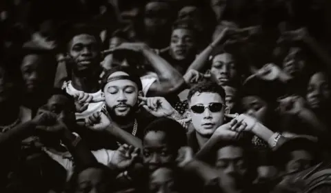 Memphis Depay celebra certificado de ouro após gravação com MC Hariel