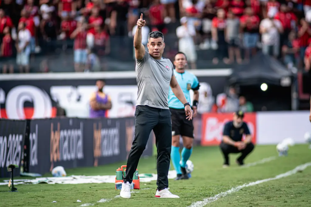 Jair Ventura comanda mais um triunfo do Vitória no Brasileirão (Foto: Victor Ferreira/ECV)
