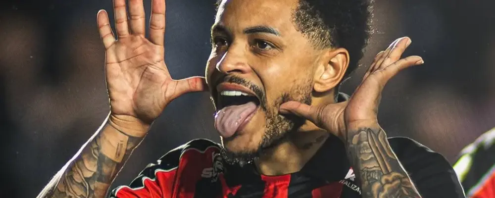 Camisa 10 do Vitória explica comemoração e destaca força da torcida