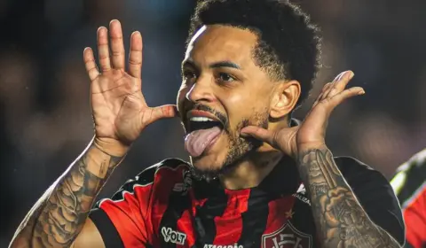 Camisa 10 do Vitória explica comemoração e destaca força da torcida