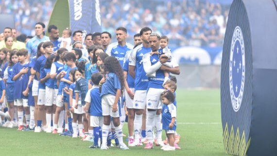 Jogadores do Cruzeiro perfilados para a execução do hino nacional antes de duelo com o Fluminense, pelo Brasileiro (foto: Ramon Lisboa/EM/D.A Press)