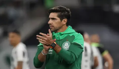 Abel enfrenta imprensa sem filtro, explica pouco e Palmeiras amplia crise