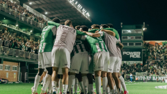 Time do Banfield comemora vitória sobre o Lanús (foto: Divulgação/Banfield)