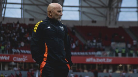 Técnico Jorge Sampaoli, do Atlético, durante jogo contra o Internacional (foto: Pedro Souza/Atlético)